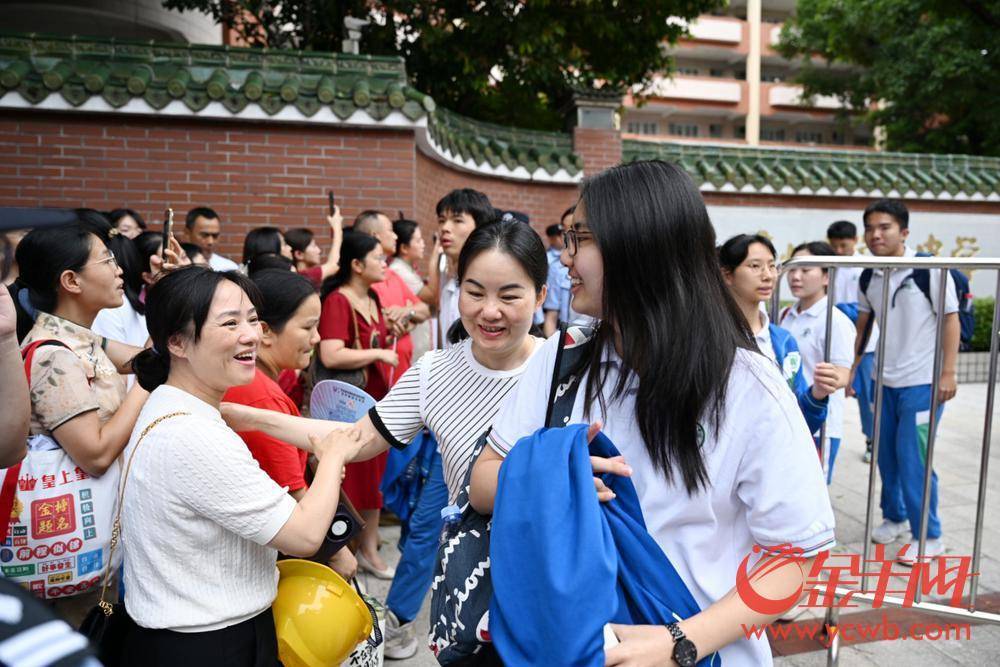 高考首日语文考试结束后考生出场-高考日语考试时间为多久