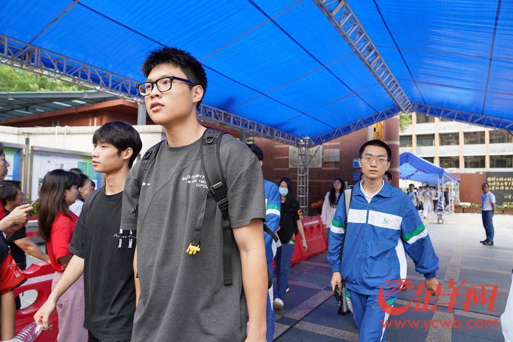 高考首日语文考试结束后考生出场-高考日语考试时间为多久