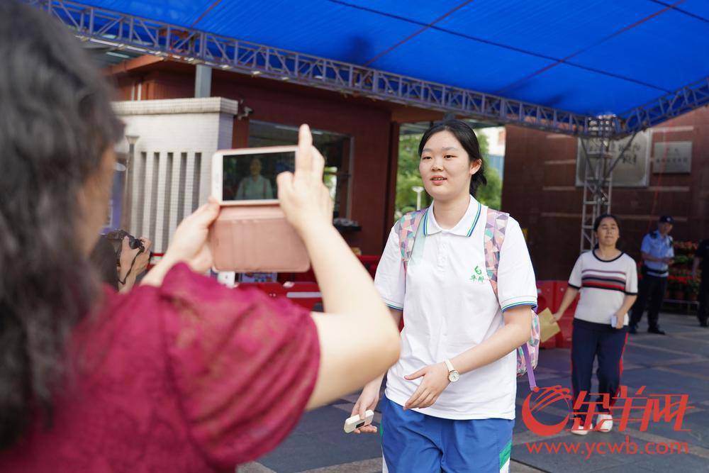高考首日语文考试结束后考生出场-高考日语考试时间为多久