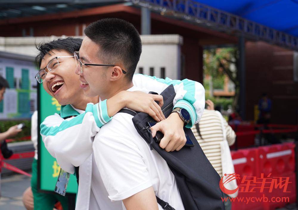 高考首日语文考试结束后考生出场-高考日语考试时间为多久