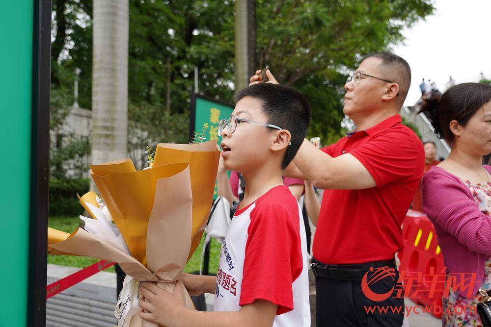 高考首日语文考试结束后考生出场-高考日语考试时间为多久