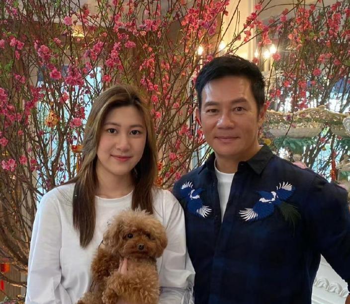 61岁张兆辉回佛山赛龙舟胸肌若隐若现，女儿长相曝光很甜美-张兆辉结婚