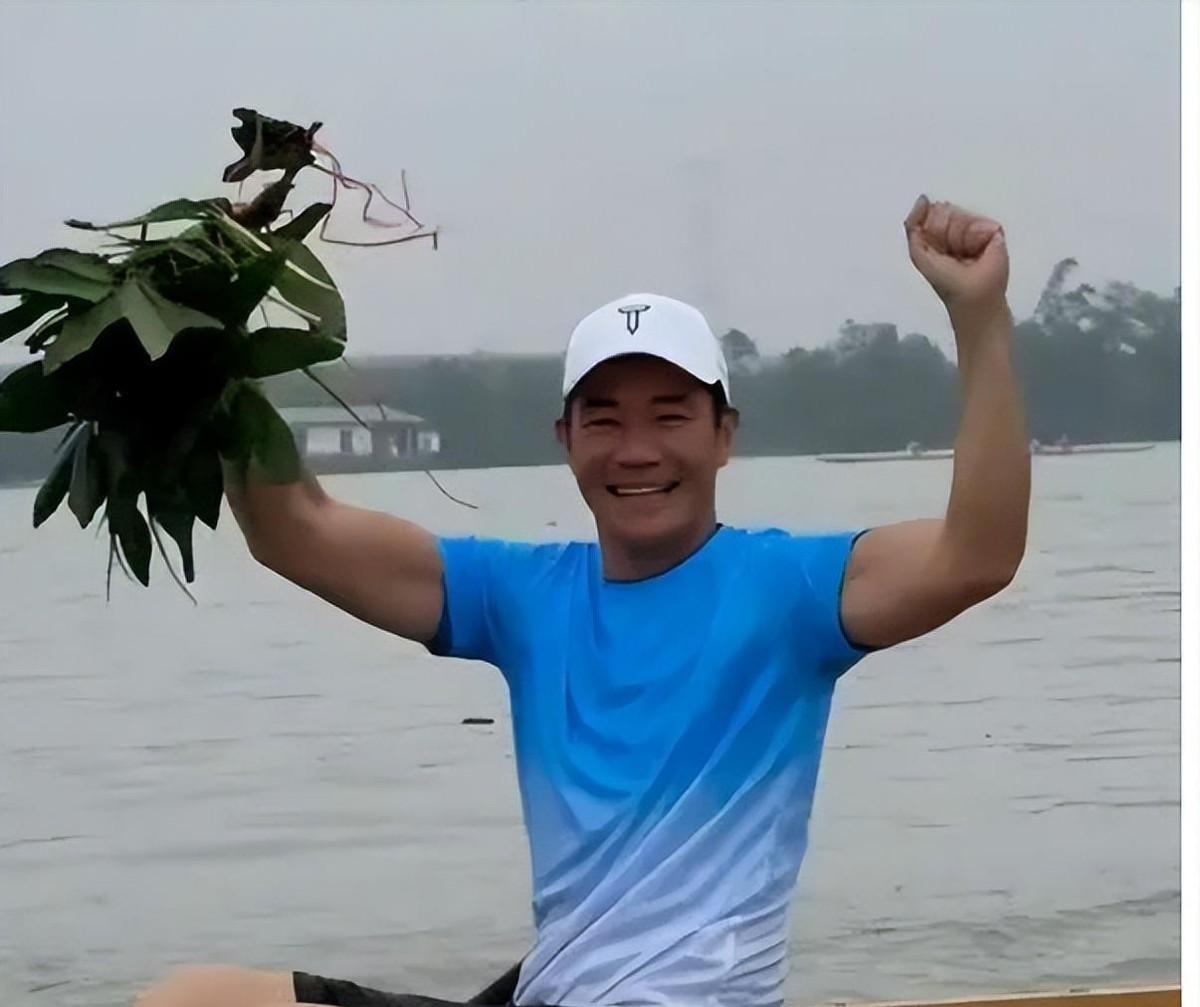 61岁张兆辉回佛山赛龙舟胸肌若隐若现，女儿长相曝光很甜美-张兆辉结婚