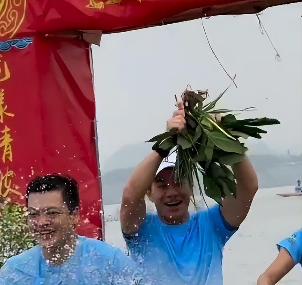 61岁张兆辉回佛山赛龙舟胸肌若隐若现，女儿长相曝光很甜美-张兆辉结婚