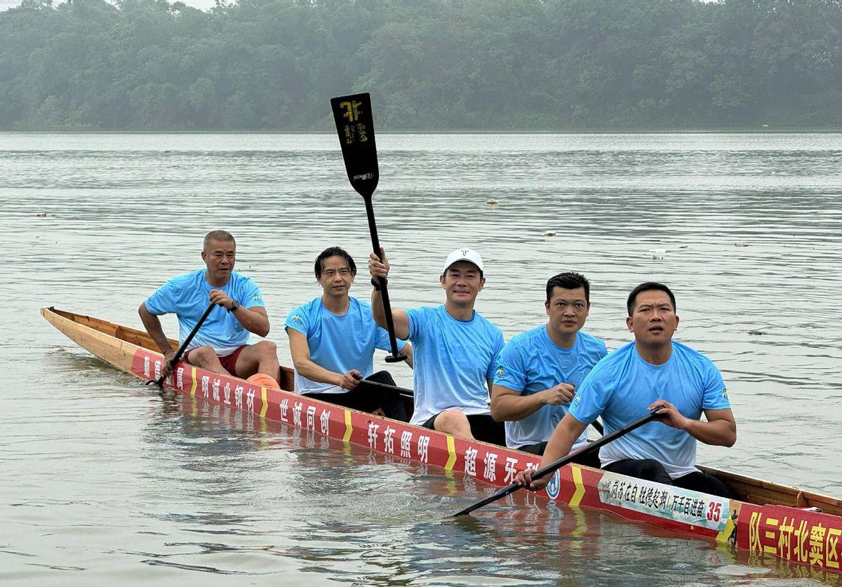 61岁张兆辉回佛山赛龙舟胸肌若隐若现，女儿长相曝光很甜美-张兆辉结婚