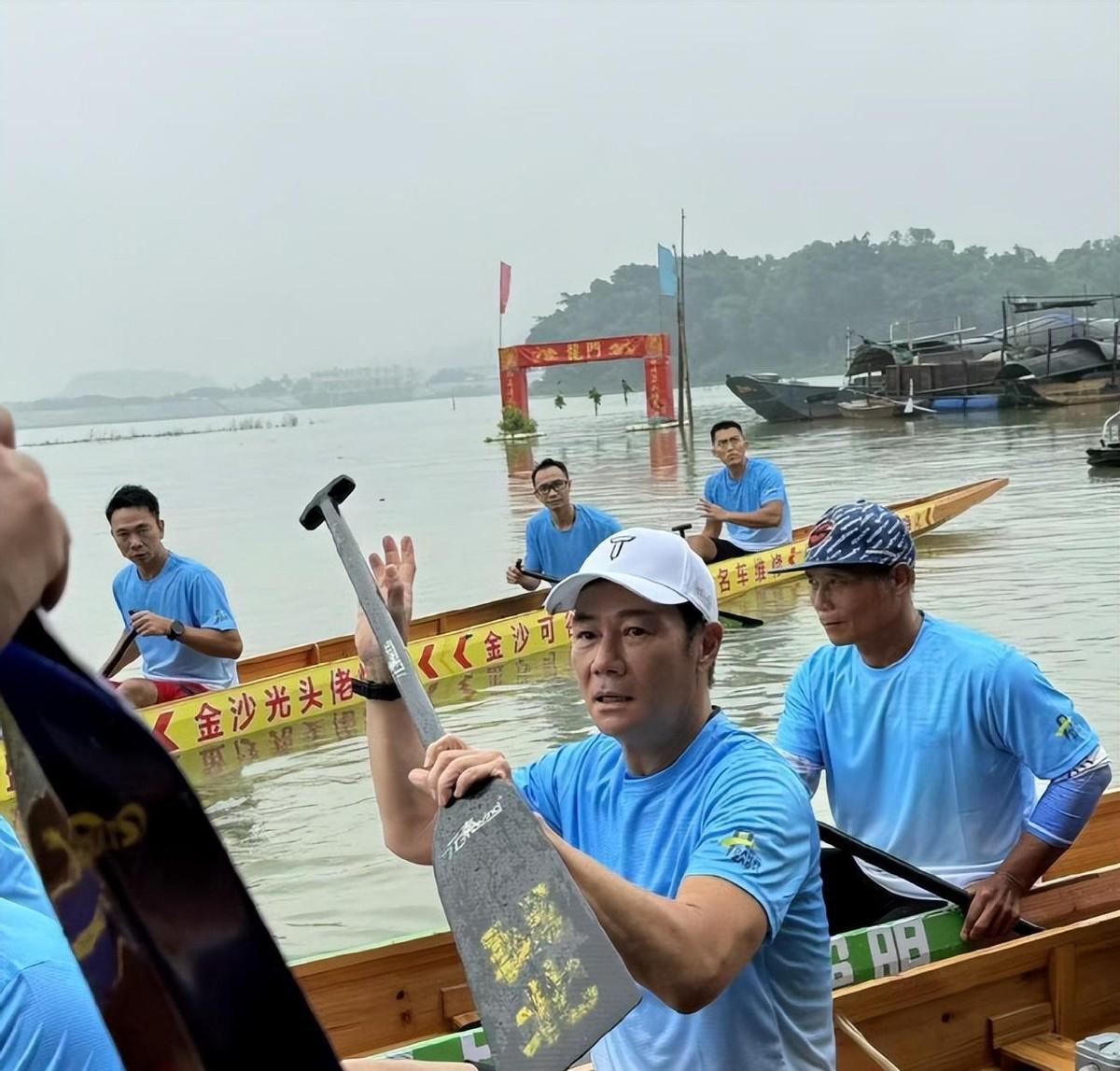 61岁张兆辉回佛山赛龙舟胸肌若隐若现，女儿长相曝光很甜美-张兆辉结婚