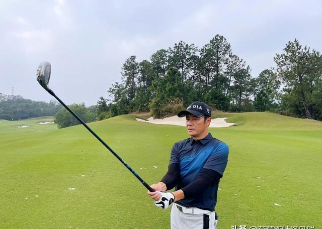 61岁张兆辉回佛山参加龙舟比赛！胸肌若隐若现，女儿撞脸圈中人-张兆辉是哪里人