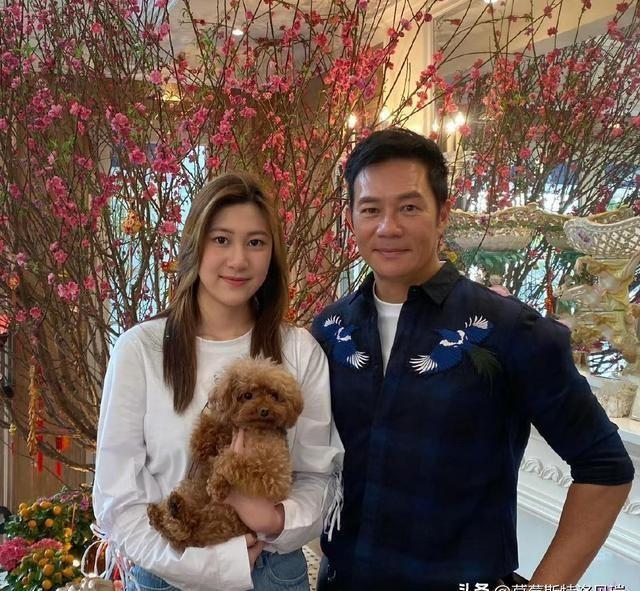 61岁张兆辉回佛山参加龙舟比赛！胸肌若隐若现，女儿撞脸圈中人-张兆辉是哪里人