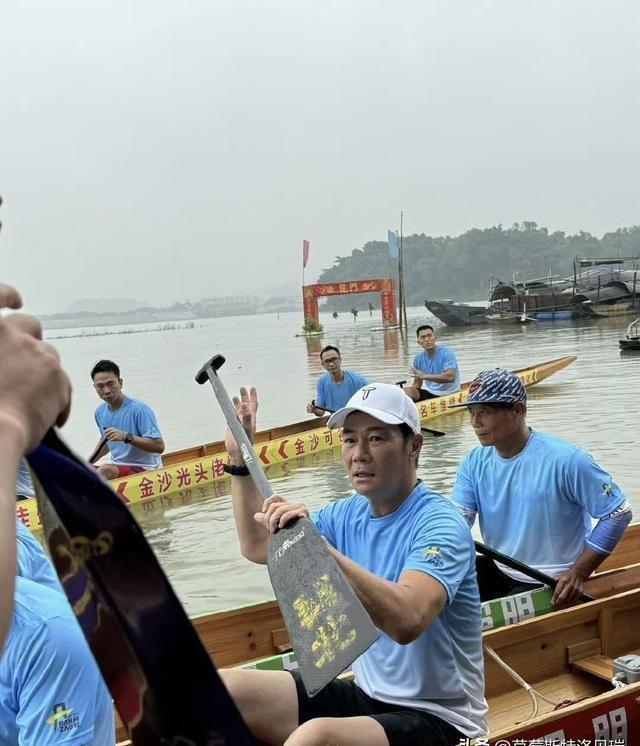 61岁张兆辉回佛山参加龙舟比赛！胸肌若隐若现，女儿撞脸圈中人-张兆辉是哪里人