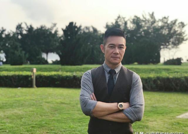 61岁张兆辉回佛山参加龙舟比赛！胸肌若隐若现，女儿撞脸圈中人-张兆辉是哪里人