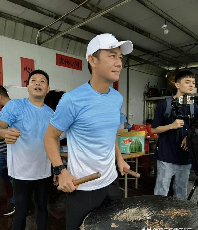 61岁张兆辉回佛山参加龙舟比赛！胸肌若隐若现，女儿撞脸圈中人-张兆辉是哪里人