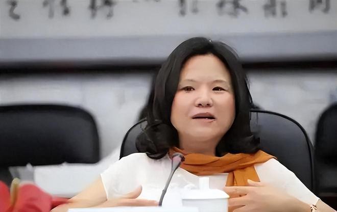 “女老赖”卖盆栽挣300亿，给美国捐款96亿，却在国内欠债200亿-80后女老赖被抓