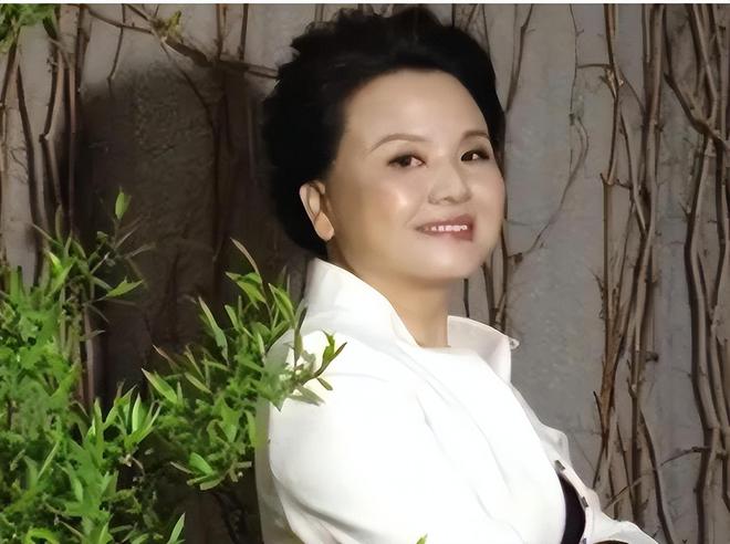 “女老赖”卖盆栽挣300亿，给美国捐款96亿，却在国内欠债200亿-80后女老赖被抓