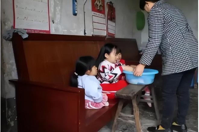 回顾：女子生三个“盆栽娃”、翻身都骨折，又坚持生4胎，过得如何-生三个小孩的女人厉害吗知乎