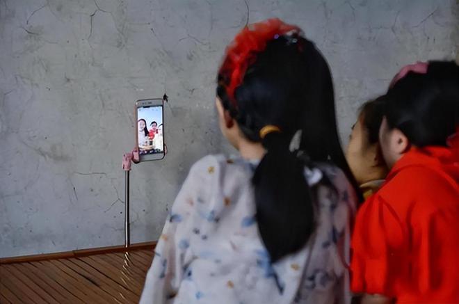 回顾：女子生三个“盆栽娃”、翻身都骨折，又坚持生4胎，过得如何-生三个小孩的女人厉害吗知乎