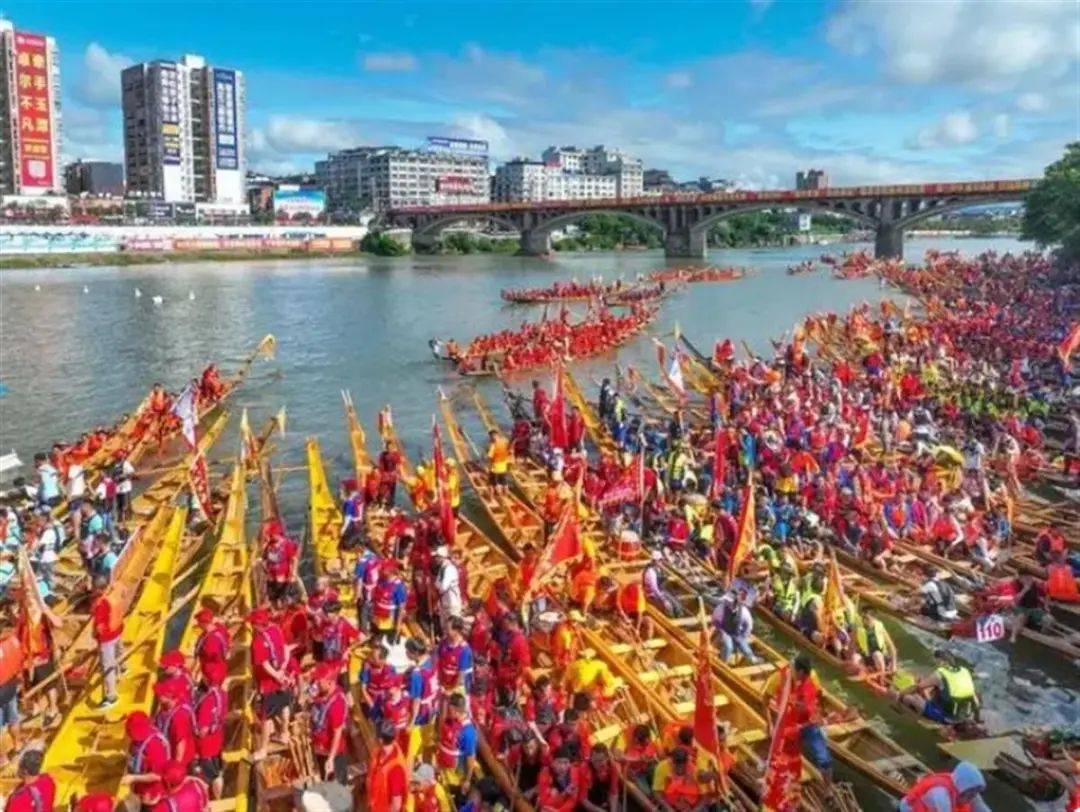 南北龙舟赛对比 网友：果然北方人不善水战-南方划龙舟