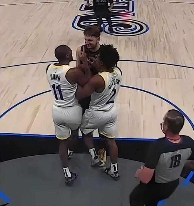 库班狂赚20年，东契奇半场狂砍29+三双创纪录，全场40+大三双闪耀-东契奇为什么穿库里7