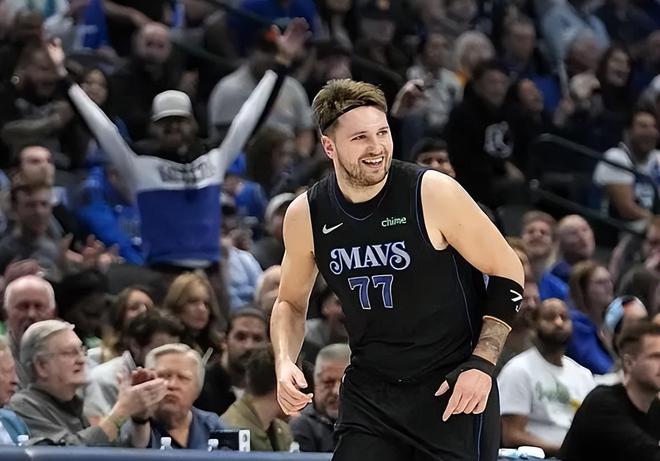 库班狂赚20年，东契奇半场狂砍29+三双创纪录，全场40+大三双闪耀-东契奇为什么穿库里7