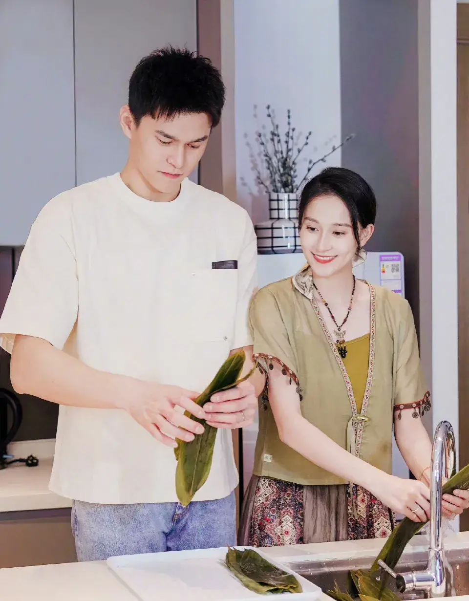 孙杨晒照包粽子，妻子张豆豆甜蜜出镜，夫妻头贴头戴情侣首饰好甜-孙杨 结婚