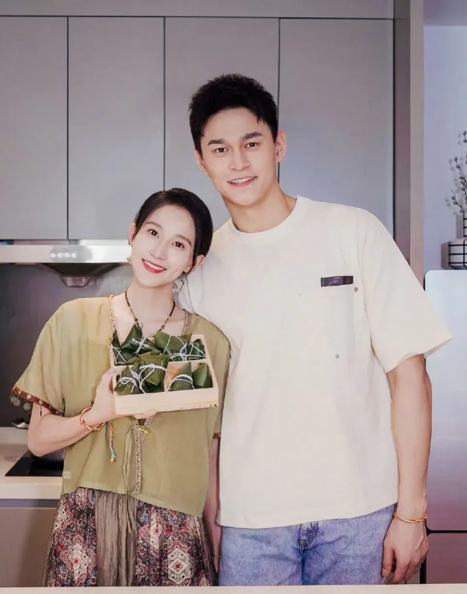 孙杨晒照包粽子，妻子张豆豆甜蜜出镜，夫妻头贴头戴情侣首饰好甜-孙杨 结婚