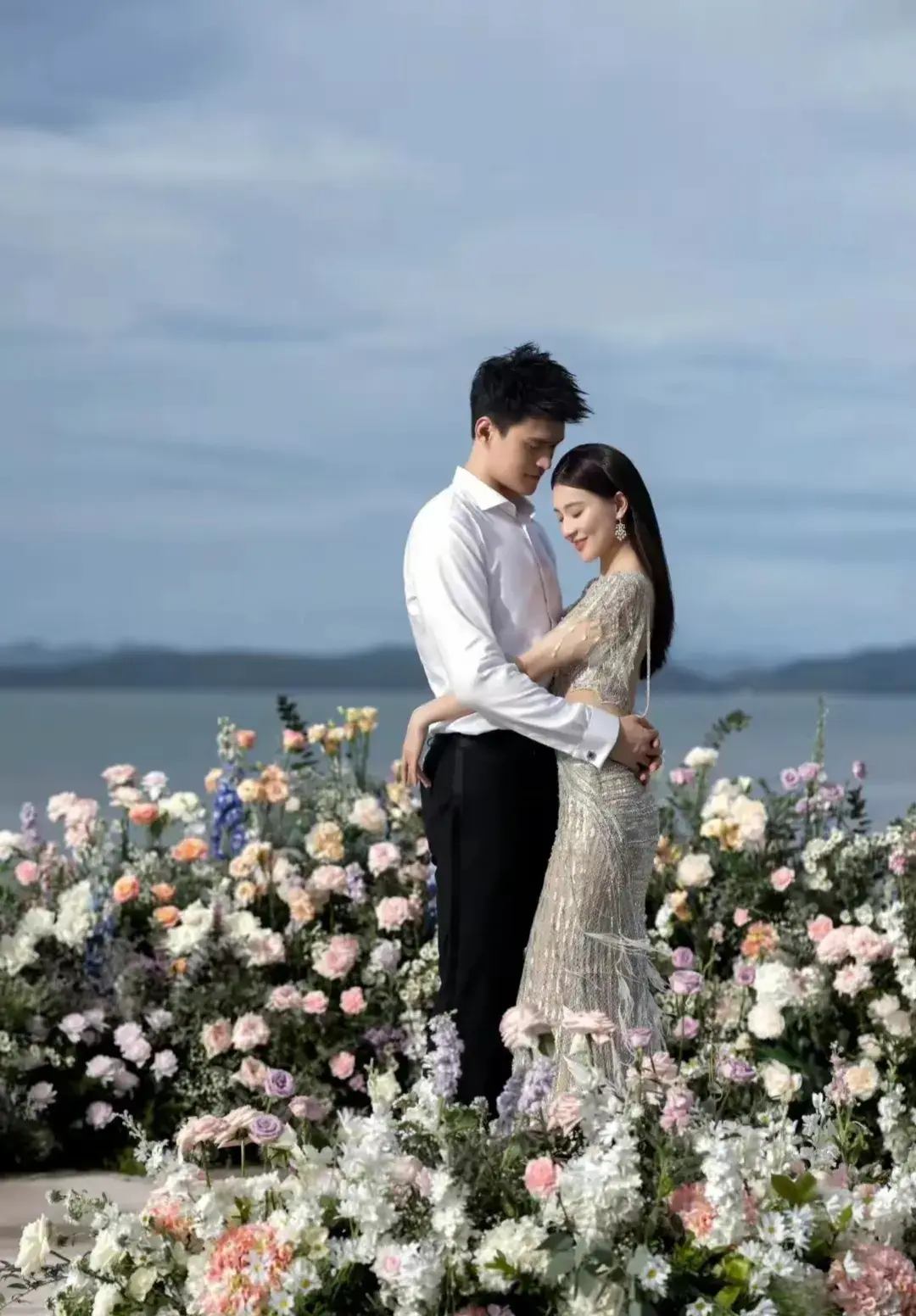 孙杨晒照包粽子，妻子张豆豆甜蜜出镜，夫妻头贴头戴情侣首饰好甜-孙杨 结婚