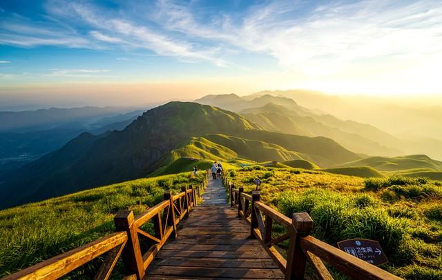 为什么人们喜欢旅游，喜欢走进大自然？《夏日走过山间》告诉你-你为什么喜欢旅行英语