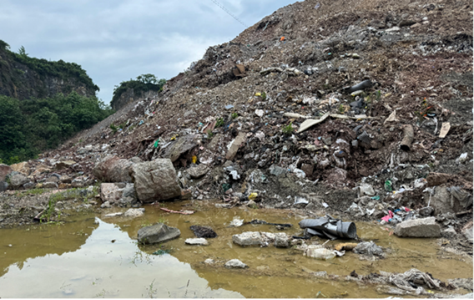 “啥都往这儿堆！”江苏等多地发现“跨省倒垃圾”：垃圾堆成十几米高山-垃圾站女工失踪最新消息