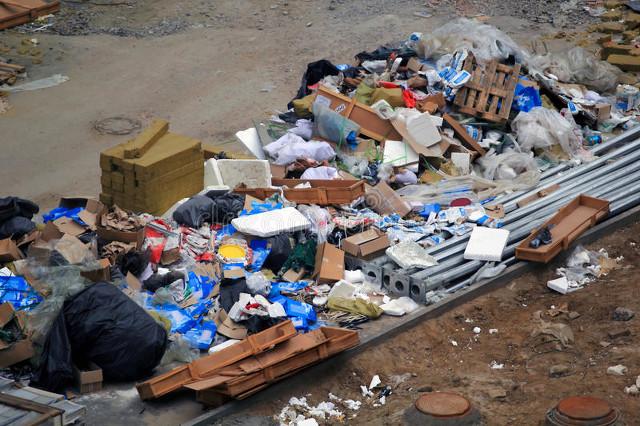多地频发“跨省倒垃圾”乱象 垃圾堆积成山生态遭重创-异地偷倒垃圾为何还在疯狂上演