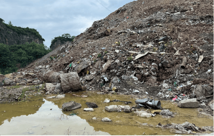 “啥都往这儿堆！”垃圾堆成十几米高的“山”，多地发现“跨省倒垃圾”，最新曝光→-用垃圾堆成的山