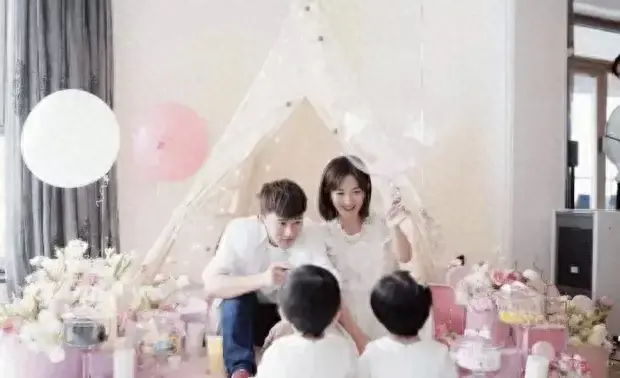 张杰谢娜游嘉兴西塘被偶遇 两人牵手同行恩爱甜蜜-张杰谢娜同台综艺节目快乐大本营