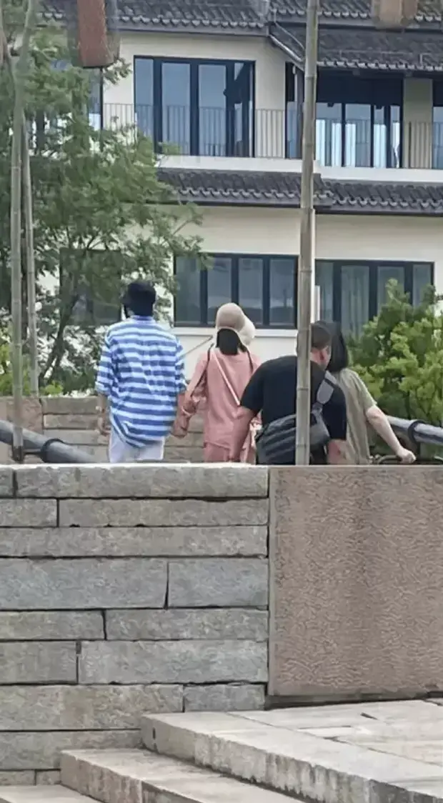 张杰谢娜游嘉兴西塘被偶遇 两人牵手同行恩爱甜蜜-张杰谢娜同台综艺节目快乐大本营