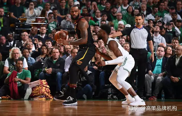 詹姆斯逆天改命 骑士客场逆袭绿军荣登东决冠军-詹姆斯骑士生涯高光混剪