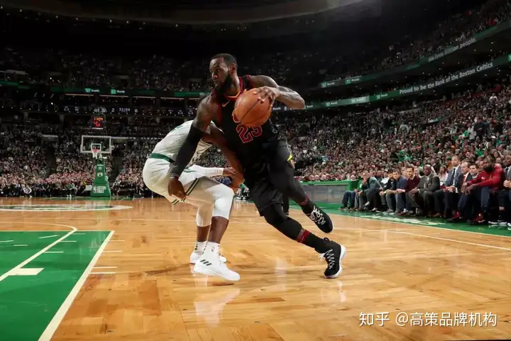 詹姆斯逆天改命 骑士客场逆袭绿军荣登东决冠军-詹姆斯骑士生涯高光混剪