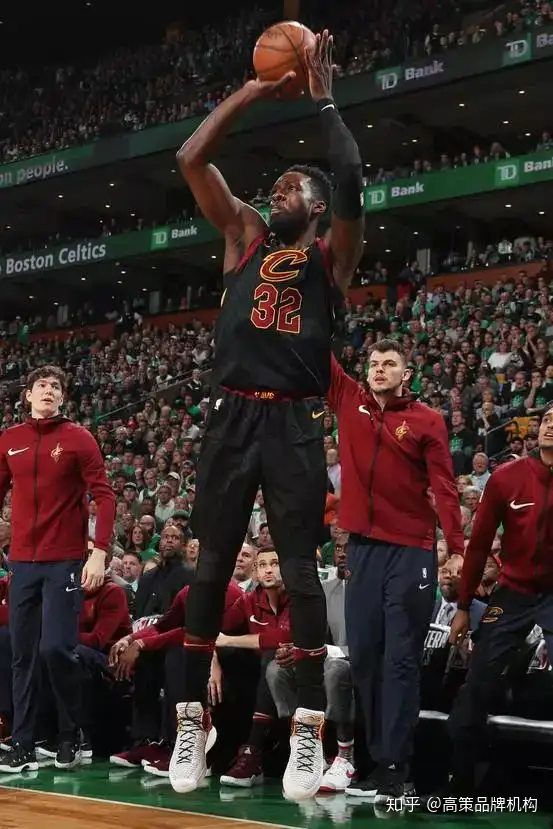 詹姆斯逆天改命 骑士客场逆袭绿军荣登东决冠军-詹姆斯骑士生涯高光混剪