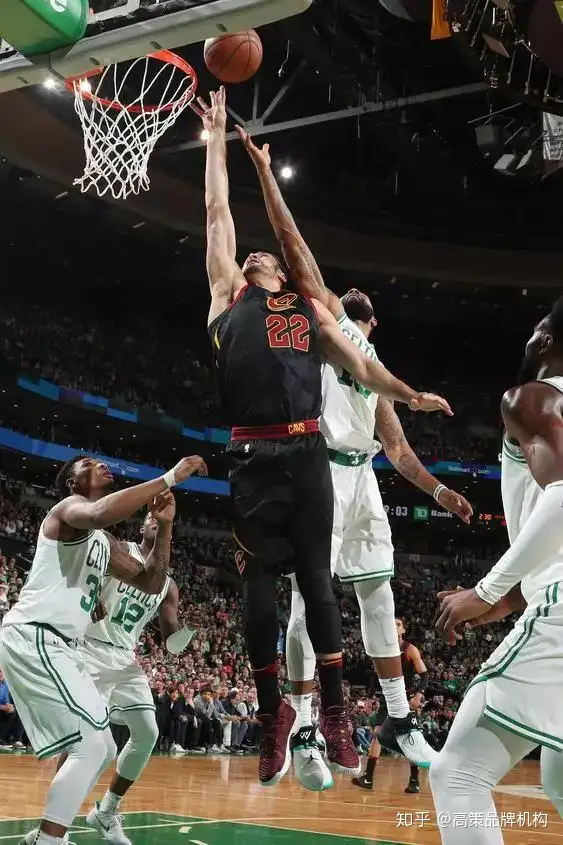 詹姆斯逆天改命 骑士客场逆袭绿军荣登东决冠军-詹姆斯骑士生涯高光混剪