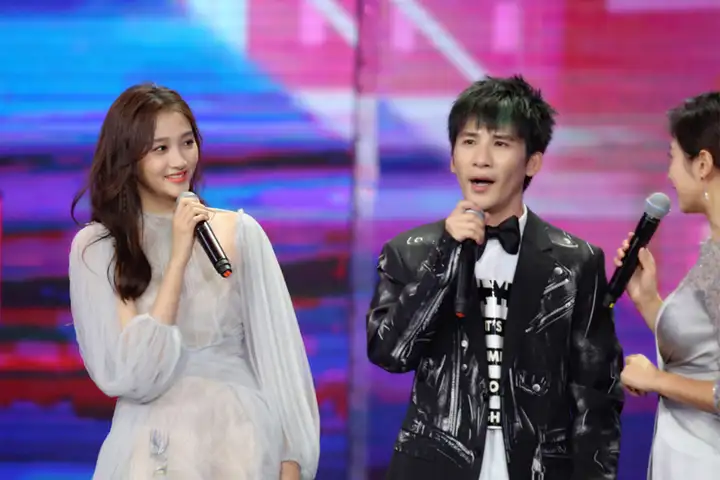 大张伟关晓彤BTV跨年歌会大秀“京片子”-大张伟关晓彤撒花歌曲叫什么