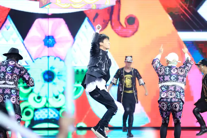 大张伟关晓彤BTV跨年歌会大秀“京片子”-大张伟关晓彤撒花歌曲叫什么