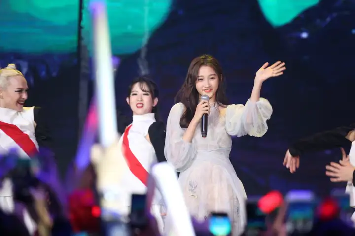 大张伟关晓彤BTV跨年歌会大秀“京片子”-大张伟关晓彤撒花歌曲叫什么