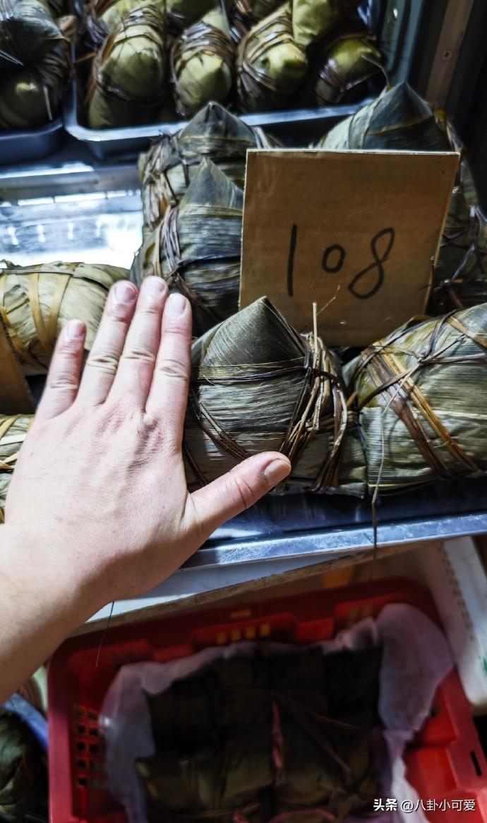 张颂文晒108元重量级粽子王，里面有8种馅料，问粉丝敢不敢买-z张颂文
