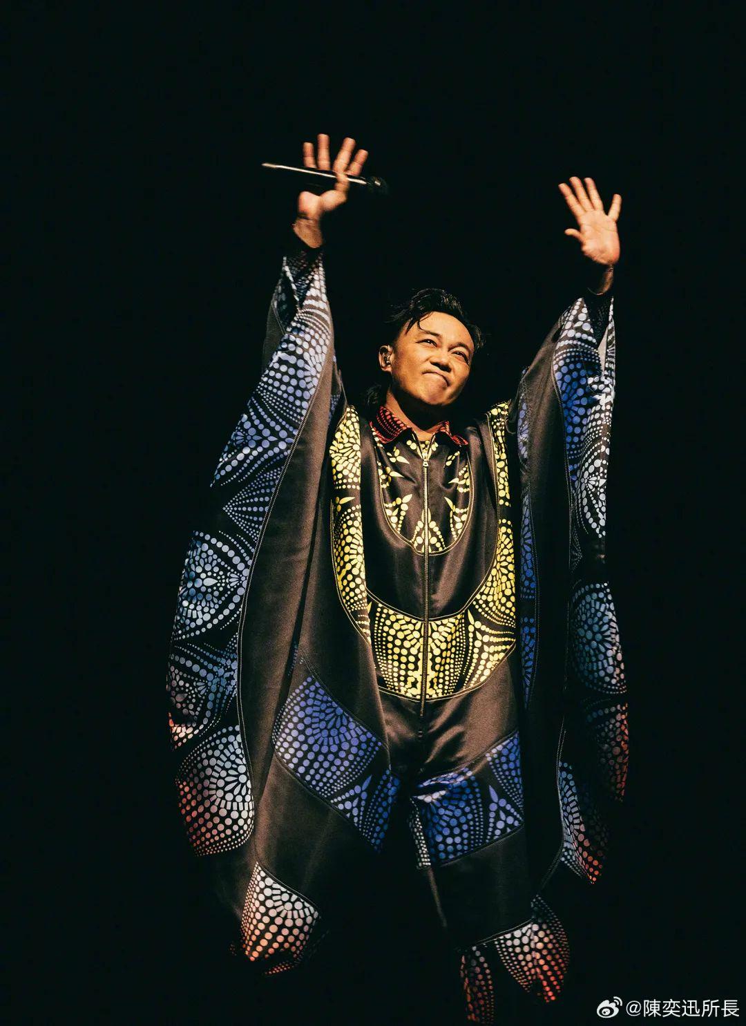 陈奕迅突发！打网球中暑休克晕倒，下巴缝了30多针！重庆演唱会宣布延期-陈奕迅舞台摔倒