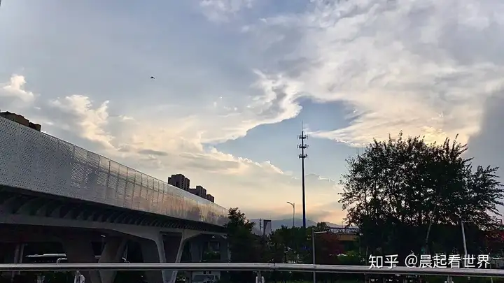 《牧马城市》心向牧马，身陷城市，那些被我们遗忘的理想-牧马城市的歌词是什么意思