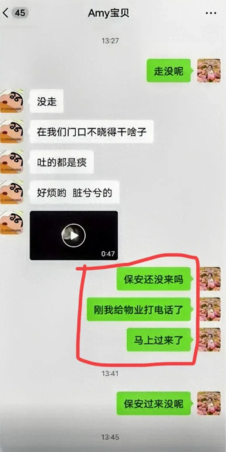 成都27岁女生家门口被人捅死：凶手身份曝光，系退休教师子女-成都一女子当街被杀