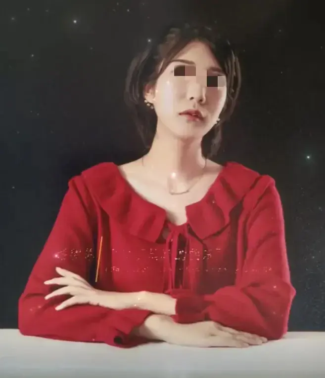 成都27岁女生家门口被人捅死：凶手身份曝光，系退休教师子女-成都一女子当街被杀