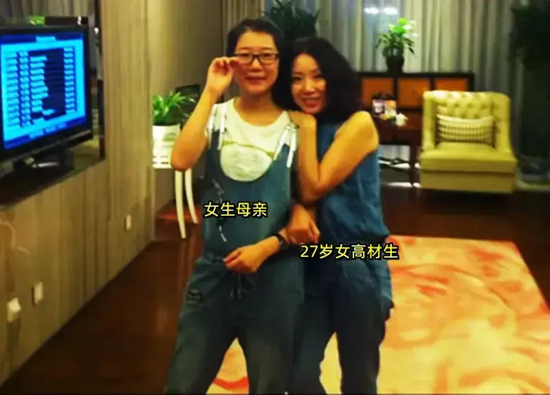 成都27岁女生家门口被人捅死：凶手身份曝光，系退休教师子女-成都一女子当街被杀