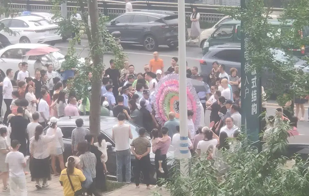 成都27岁女生家门口被人捅死：凶手身份曝光，系退休教师子女-成都一女子当街被杀