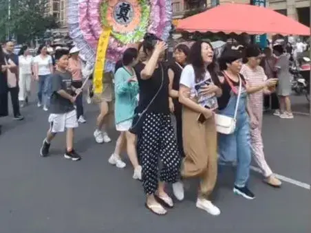 成都27岁女生家门口被人捅死：凶手身份曝光，系退休教师子女-成都一女子当街被杀