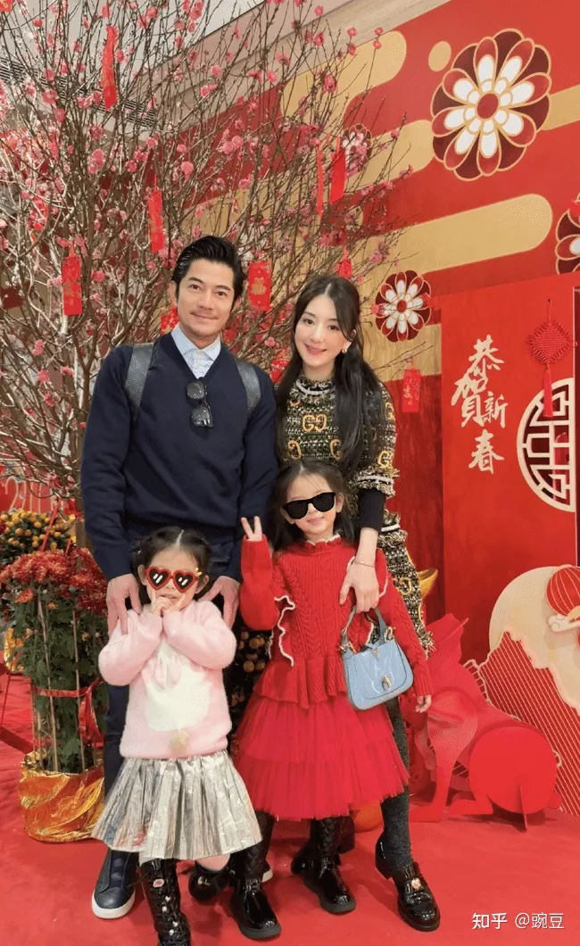 方媛春节晒全家福，57岁郭富城头发乌黑，俩女儿一个像爸一个像妈-方媛是郭富城娶的第几个老婆