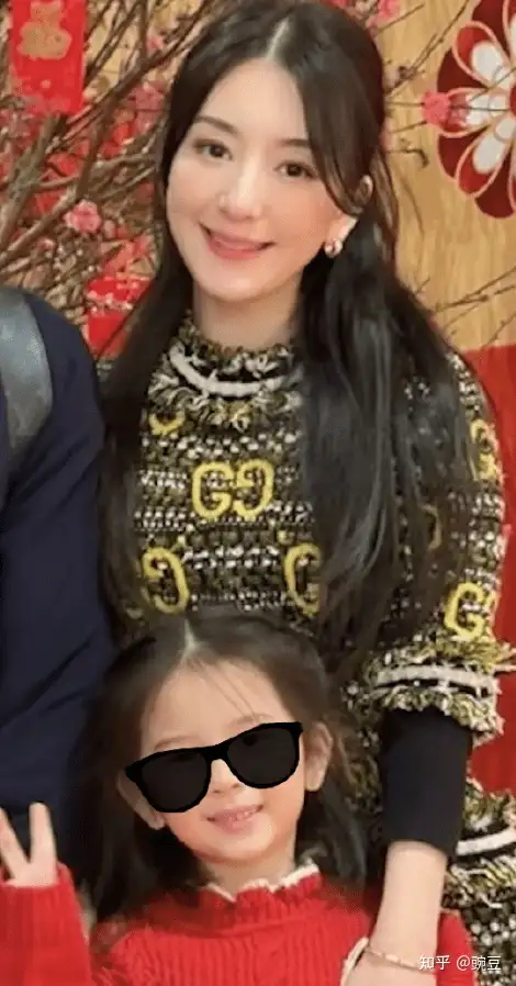 方媛春节晒全家福，57岁郭富城头发乌黑，俩女儿一个像爸一个像妈-方媛是郭富城娶的第几个老婆