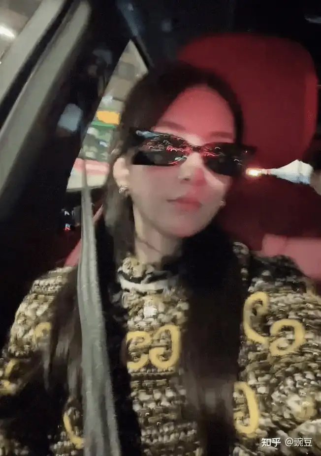 方媛春节晒全家福，57岁郭富城头发乌黑，俩女儿一个像爸一个像妈-方媛是郭富城娶的第几个老婆