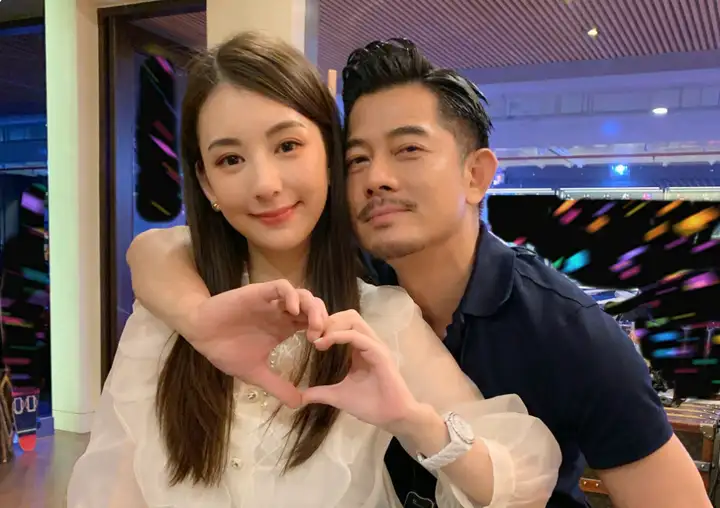 郭富城带全家过圣诞，梳大油头看不出年龄差，方媛戴婚戒秀幸福-郭富城老婆方媛个人资料